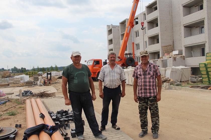 Кирпичик за кирпичиком: бешенковичские строители принимают поздравления